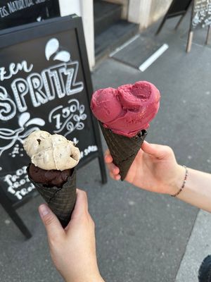 Peanutbutter Bananabread, dunkle Schoki und Sauerkirsch at Das Casa in Wurzburg