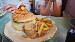 Happy burger kids size (ask for it) at Ministerie van Geluk in Zoetermeer