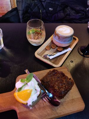Brownie en pompoen cheesecake en cappuccino at Ministerie van Geluk in Zoetermeer