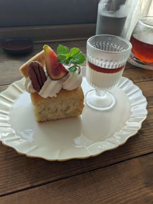 Lemon cake at Bugoro All Vegan in Fukuoka