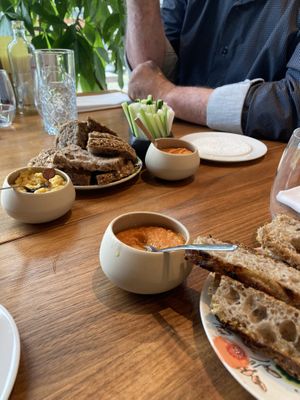 Starter: crudite, fresh sourdough and dips (with herb butter for the non-vegan)  at Graan & Zo in Oud-alblas