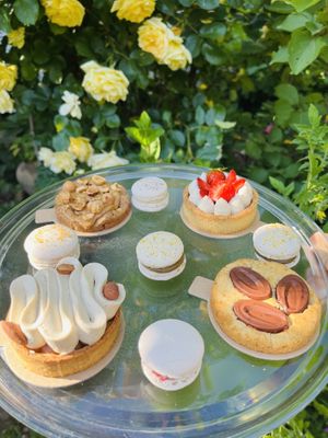 Strawberry-Tonka tartlet, Almond-Vanilla tartlet, peanut cookie, dark chocolate cookie, macarons  at Giardino Paris | L'Atelier in Paris