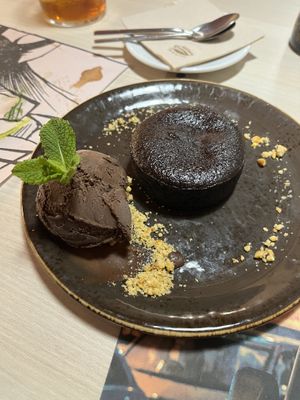 Vegan Chocolate Cup ( coulant ) la bola de helado tiene diferentes sabores a escoger  at Udon in Lleida