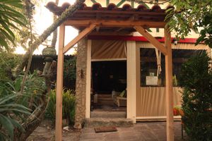 Entry of the restaurant at Centro Tinkuy - Gracias a la Vida Association in Sintra