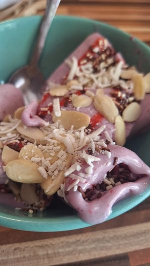 Taro, fresa, almendras, coco rallado, chocolate 🍨🍓🥥🌰🍫✨️ at Cholulice in Puebla