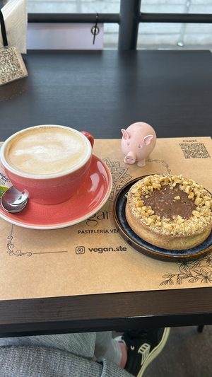 Chai latte muuuuy deli y una tarta con chocolate y nueces    at Vegansté in Providencia