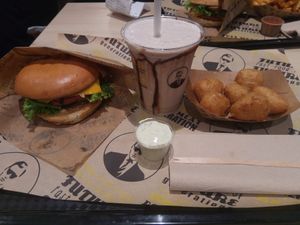 VegSec mit Remoulade, Schokomilchshake und Chili Cheeze Nuggz at VINCENT - Hbf Leipzig in Leipzig