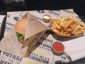 Hamburger und Cajun Fries mit Ketchup und Vajoneesy at VINCENT - Hbf Leipzig in Leipzig