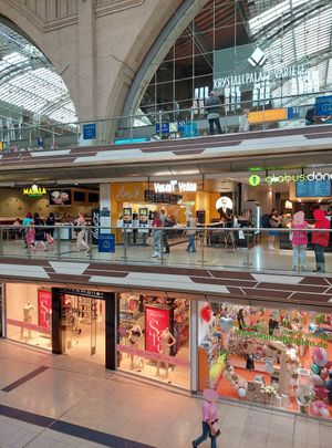 Neon lights shining "vegan" into the station as a beacon of hope at VINCENT - Hbf Leipzig in Leipzig