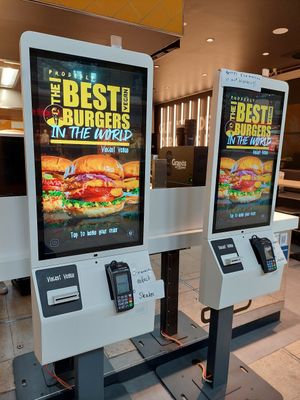 Self-checkout with hand-written note "ice machine defect" at VINCENT - Hbf Leipzig in Leipzig