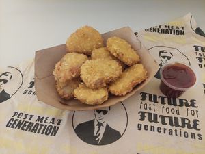 Nuggets with "Smokey Bastard" bbq dip (6.99€), packaging with fancy statements at VINCENT - Hbf Leipzig in Leipzig