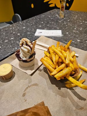 Vajonessy, VegSundae Choco, Crunchy Fries at VINCENT - Hbf Leipzig in Leipzig