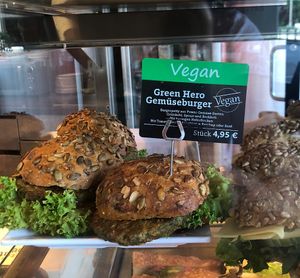 Green veggie burger. The place also offers a vegan sandwich    at Bäckerei Riegler - Bismarckplatz in Heidelberg