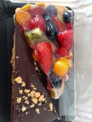 Vegane Obsttorte und veganer Schoko-Erdnuss-Kuchen at Café ten Cate in Norden