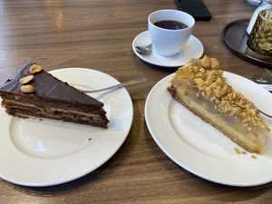 Erdnusstorte und Apfelkuchen   at Café ten Cate in Norden