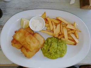 Tofu fish, chips and mushy peas 💚 at JP's Bar and Food in Zakynthos