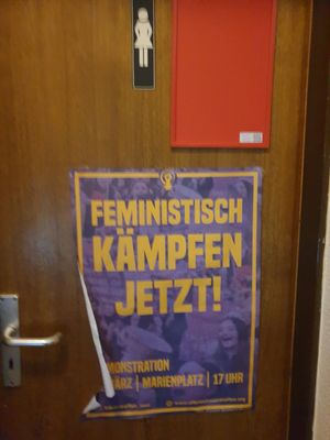 Nice sign on the toilet door at Mathilda Vegan in Munich
