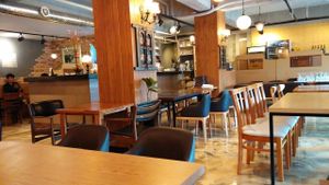 nice and comfortable dining area at Rajmahal in Jeju