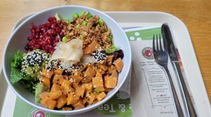 Sweet potato poké bowl mit Salat at Hitzberger - Glattzentrum in Wallisellen
