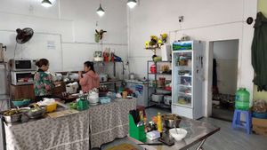 Mom and daughter in the kitchen at Quán Chay Hữu Duyên in Da Nang