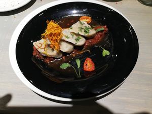 Agnolotti de champiñones con salsa Putanesca y Tomates asados 🌱 at Cuenco in Mendoza