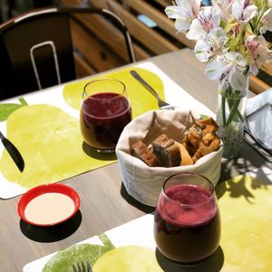Entremés del día de cortesía y tres variedades de panes caseros 🌱 at Cuenco in Mendoza