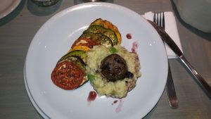 Pomebouille de Seitan, Risotto de espárragos y Ratatouille 🌱 at Cuenco in Mendoza