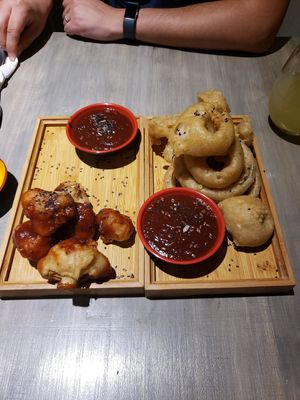 Alitas de coliflor y aros de cebolla at Cuenco in Mendoza