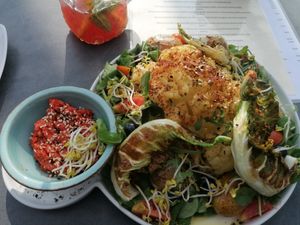 Blumenkohl mit Salat und paprikadipp at Seeterrassen Restaurant und Café in Seegebiet Mansfelder Land