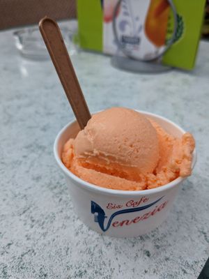 Melon - one of many vegan fruit flavors at Eiscafé Venezia in Buehl