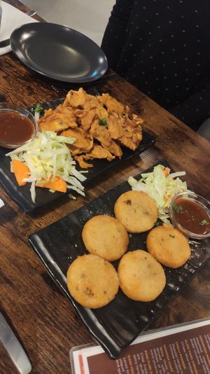 Aloo tikki & Assorted Pakora at Indian Summer in Enschede