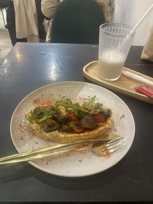 Portobello Sunrise - funghi hummus pomodori vegano  at Liam Brunch in A Coruna