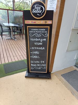 Opção do hambúrguer vegan at Piazza Parque in Costa Da Caparica