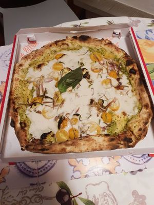 Vegan mozzarella, pomodori,  zucchini cream, carciofi at Pizzium in La Spezia