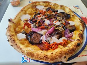 Sieht wesentlich besser aus als die war🤷‍♀️ at Pizzium in La Spezia