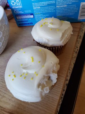 Vegan banana cupcakes 😍 at Icing on the Cake in Los Gatos