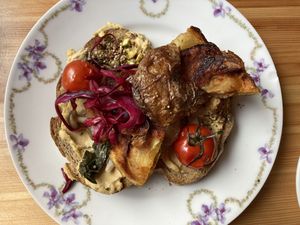 Brood met humus, gefermenteerde paddestoelen en meer  at Café Lief  in Haarlem