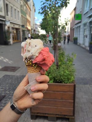 Mandel- und Erdbeereis in einer Waffel mit Schokolade und Pistazien at Glacë Manufaktur in Trier