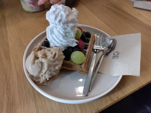 Vegane Waffel mit Obst, veganer Sahne und Walnusseis at Glacë Manufaktur in Trier