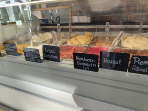 choice of flavors at Glacë Manufaktur in Trier