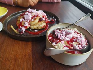 Round 1: Pancakes & heavenly overnight oates (both best in class!) 🤤 at COLORZ Kitchen  in Bern