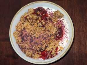 Jogurt mit Granola at COLORZ Kitchen  in Bern