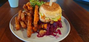GOOD! Colorz Burger Crunchy Cauliflower | Guacamole | Rotkraut | Gurke | Aioli | Fries #Veganuary at COLORZ Kitchen  in Bern