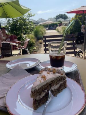 Sehr schön, es gab 2 vegane Torten, Kekse und Hafermilch. Der Garten ist extrem schön und gemütlich   at Cafè im Grünen in Dersau