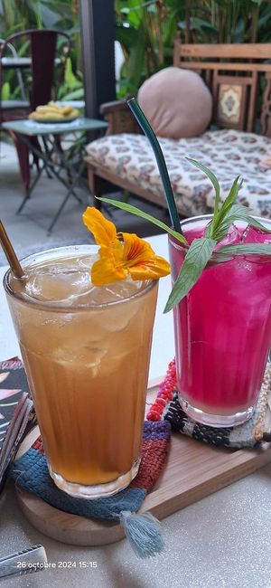 Kombucha et infusion de bougainvilliers au sirop de letchis at Le Kafé Fleurs  in Saint-paul