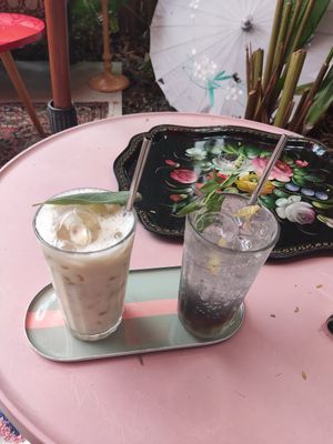 Lassi passion et citronnade ananas violette at Le Kafé Fleurs  in Saint-paul
