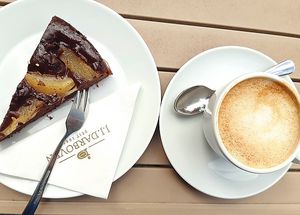 Kuchen und Cappuccino in Ramonas Strandcafé at Ramonas Strandcafe in Eckernfoerde
