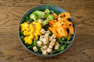 Raw Bowl - Spinach, Arugula, Carrot Ribbons, Mango, Avocado, Crispy Tofu & Lemon Basil sauce (Vegan) at ChefShack in Cascais