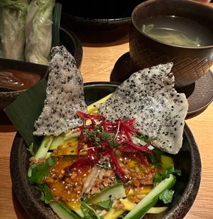 Glutenfreie Bowl, die leider Röstzwiebeln enthalten hat  at Ginya Vegan House  in Hamburg