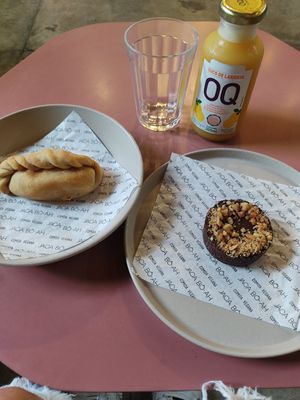 Tomei o melhor café da manhã da minha vida. Pedi um suquinho integral, empanada de caprese e torta de chocolate com caramelo salgado, a cada mordida que eu dava nessa torta, eu s at Jaca Bô-Ah  in Sao Paulo